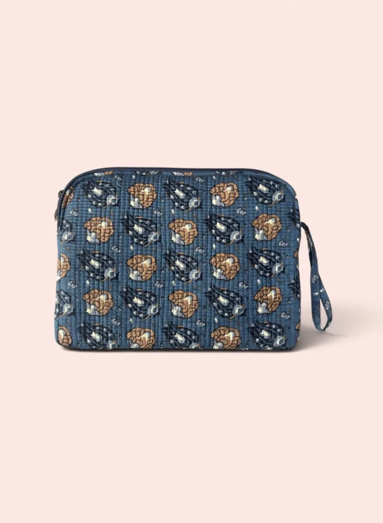 Funda de tablet con asa Shukar de algodón acolchado con estampado artesanal azul