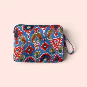 Funda de tablet con asa Shukar de algodón acolchado con estampado artesanal azul y rojo
