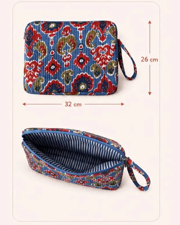 Funda de tablet de algodón estampado en azul, cerrada y abierta, con asa de muñeca