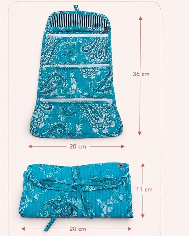 Joyero enrollable de algodón estampado en turquesa, abierto con sus compartimentos y cerrado