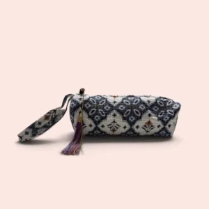 Neceser mediano Shukar de algodón con estampado artesanal blanco y azul